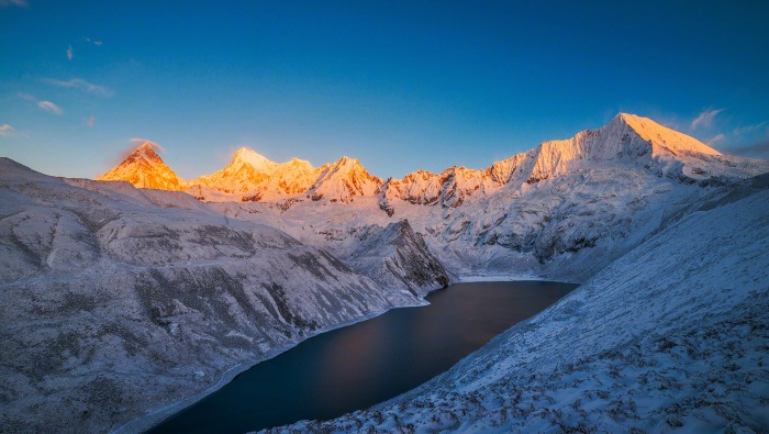 Beautiful high-definition desktop wallpaper pictures of distant mountains