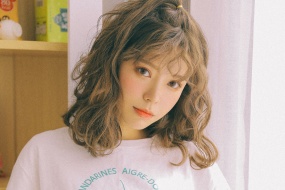 溫柔卷發美女清新寫真高清桌麵壁紙