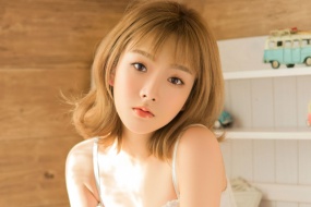 小姐姐清新甜美寫真桌麵壁紙