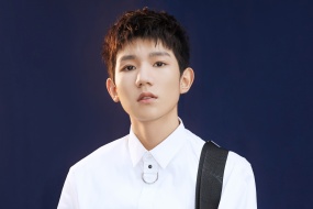 王源白色襯衣帥氣寫真壁紙圖片