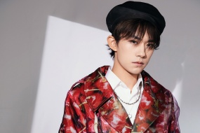 Yi Yangqianxi elegant and handsome photo wallpaper