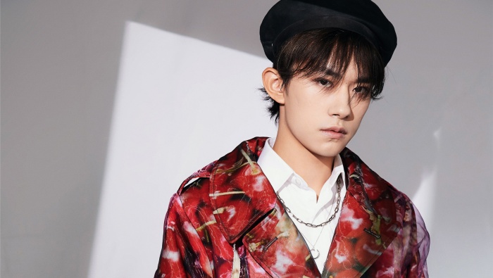 易烊千玺雅痞风帅气写真壁纸