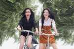 Li Bingbing and Zhao Liying fashionable and personalized photo in ink printed pajamas