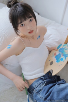 愛畫畫的美女吊帶長褲性感寫真