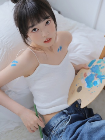 爱画画的美女吊带长裤性感写真