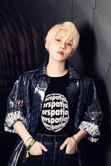 Liu Yuxin retro raincoat jacket fashion sexy photo