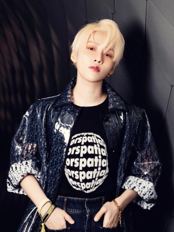 刘雨昕复古雨衣外套时尚性感写真