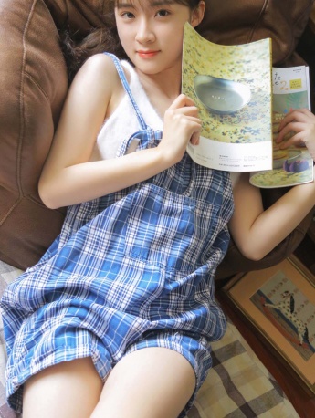 可愛嘟嘴美女寫真手機壁紙