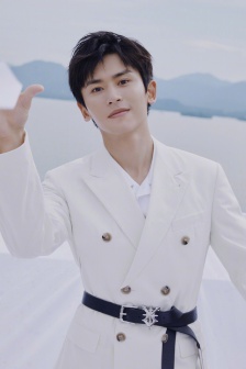 Zhang Zhehan handsome British photo in white waist suit