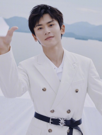 张哲瀚白色收腰西服英伦帅气写真