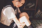 穿着黑丝袜的制服美女写真照片