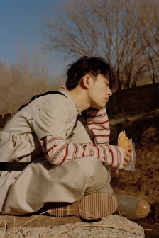 Yi Yang Qianxi's multi-faceted rock art photo