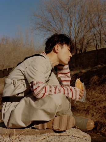 Yi Yang Qianxi's multi-faceted rock art photo