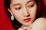 Guan Xiaotong deep V dress sexy photo mobile wallpaper