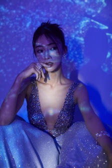 Wu Jinyan sexy photo in deep V starry sky gradient skirt