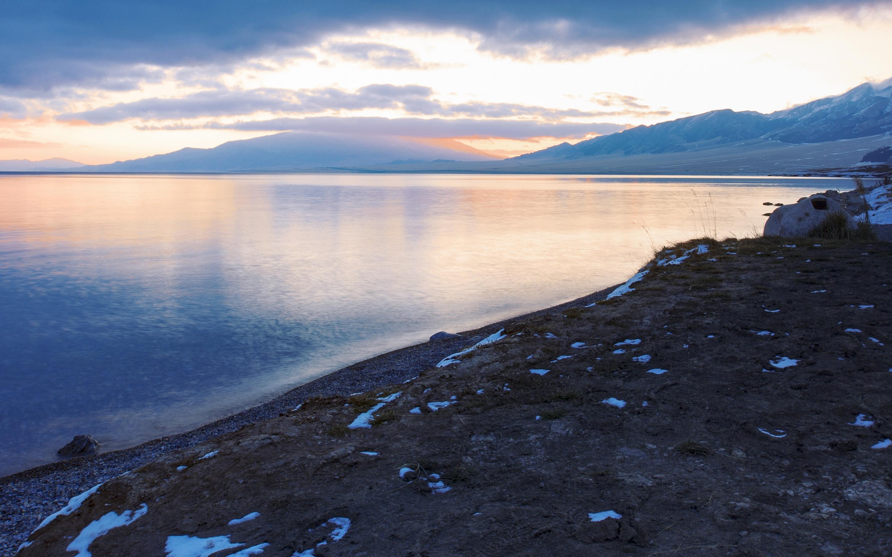 新疆赛里木湖的日出风光图片壁纸