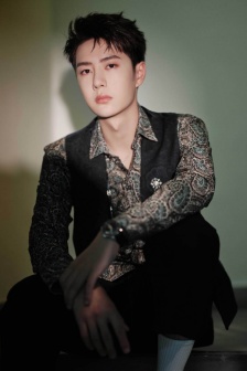 Wang Yibo handsome photo in dark green cashew flower shirt