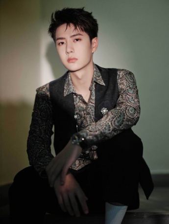 Wang Yibo handsome photo in dark green cashew flower shirt