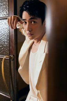 Zhu Yilong handsome photo pictures in all white suit