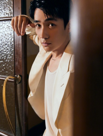 Zhu Yilong handsome photo pictures in all white suit