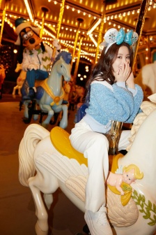 Liu Shishi's beautiful and sexy photos at night amusement park
