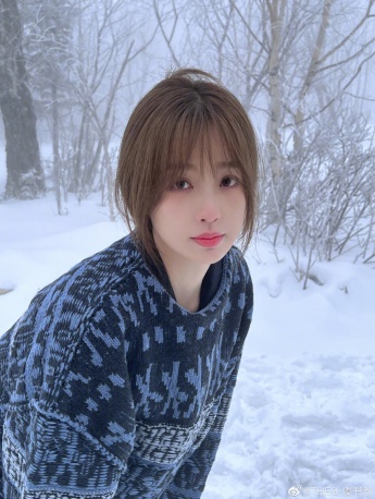 虞书欣冬日雪景唯美生活照图片