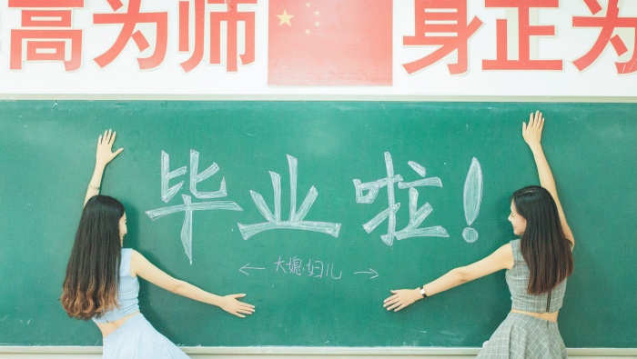 畢業季清新美女桌麵壁紙圖片