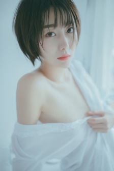 露肩衬衣美女妩媚性感私房写真