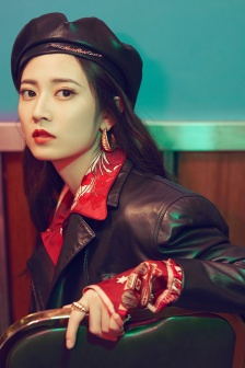 Chen Yuqi full screen mobile wallpaper