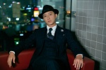 Han Geng elegant and handsome photo in British style suit