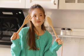 俏皮可爱居家美女写真桌面壁纸