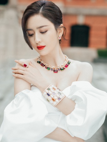 Tong Liya sexy photo pictures in long skirt