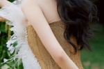 Yang Mi sexy photo mobile wallpaper in golden dress