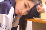 学院校服美女教室课桌诱惑养眼写真