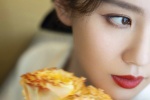 Liu Shishi's fashionable and sexy photos with red lips and makeup