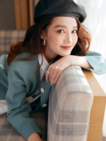 李沁薄荷绿针织衫时尚甜美写真