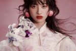 Shen Yue's fashionable and sexy photo in feather gauze skirt