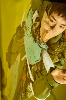 Yi Yang Qianxi's creative broken screen mobile wallpaper