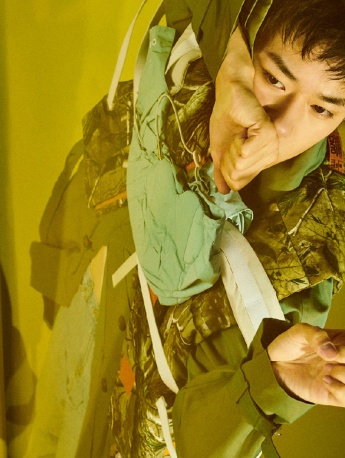 易烊千玺创意碎屏手机壁纸